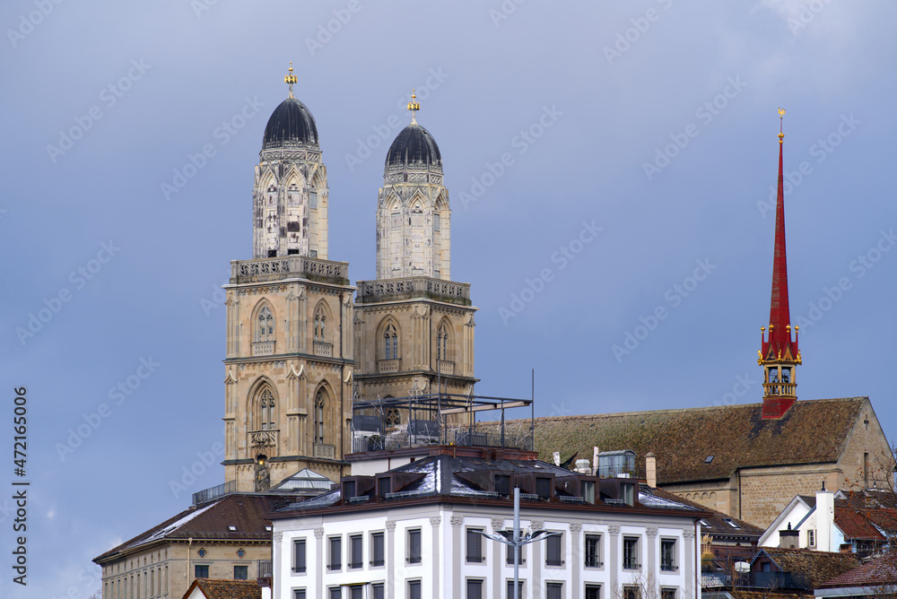 Obraz premium Medieval church Great Minster at the old town of Zürich on a cloudy late autumn afternoon. Photo taken November 29th, 2021, Zurich, Switzerland.