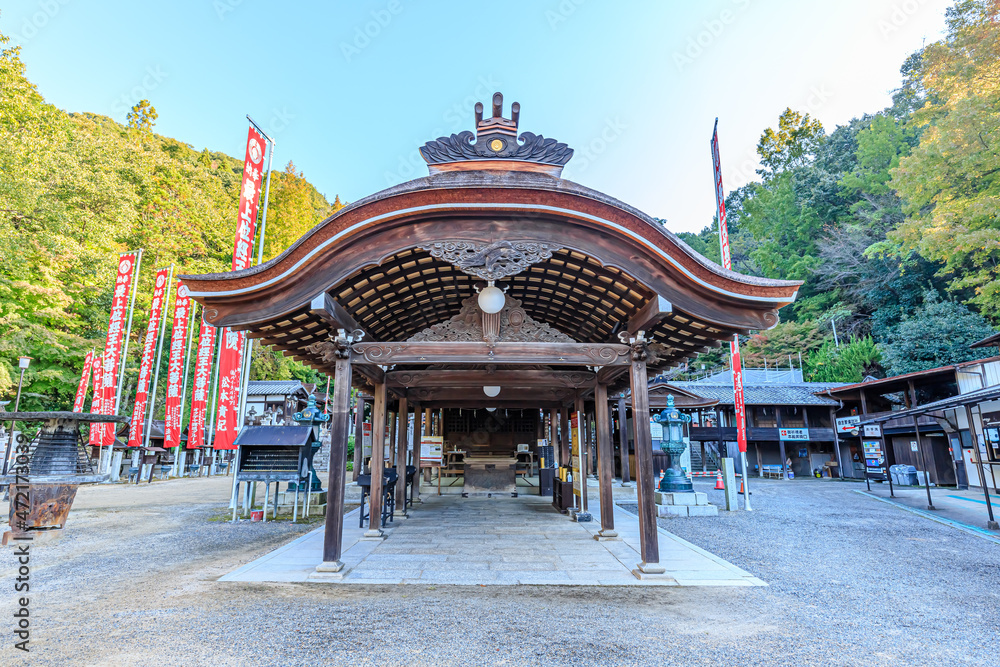Obraz premium 秋の最上稲荷山妙教寺 旧本殿 岡山県岡山市 Saijo Inariyama Myokyoji Temple in Autumn. Okayama-ken Okayama city