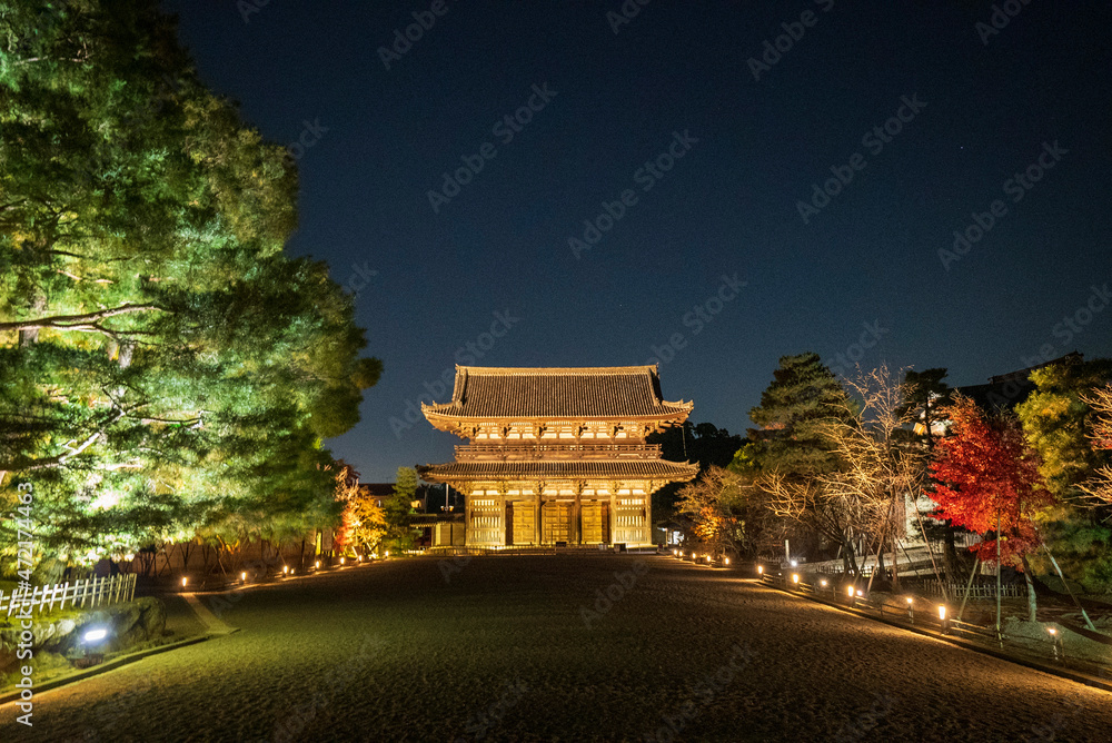 Obraz premium Back view of the gate entrance of Ninna-ji in Kyoto
