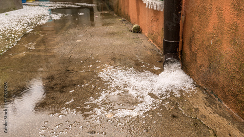 Wallpaper Mural damage caused by the blizzard that caused hail, Freezing rain, sleet, tapioca snow, filling the gutter pipes and the garden of a house. Torontodigital.ca