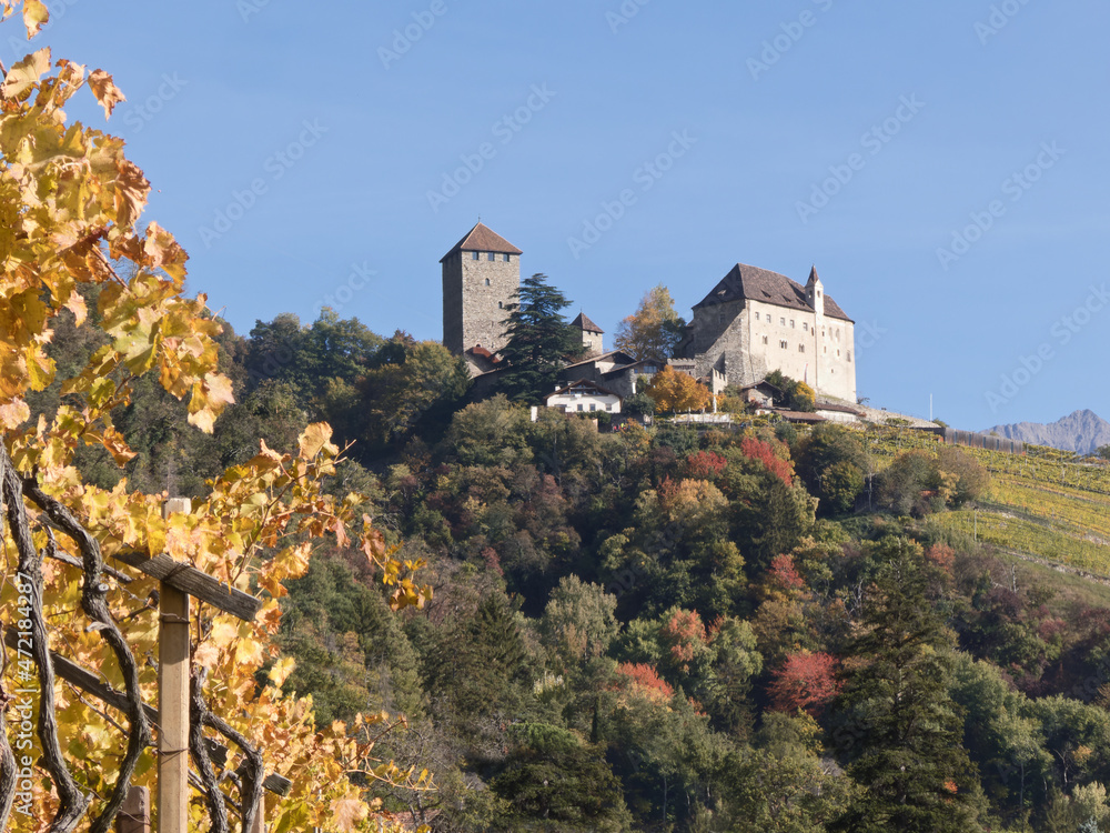 Burg Tirol bei Meran im Vinschgau (Südtirol)