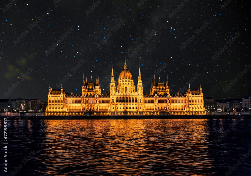 Obraz premium Parliament of Hungary in Budapest, night landscape