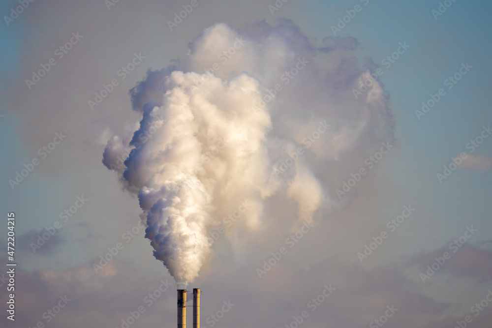 Chimenea emitiendo humo en mucha cantidad