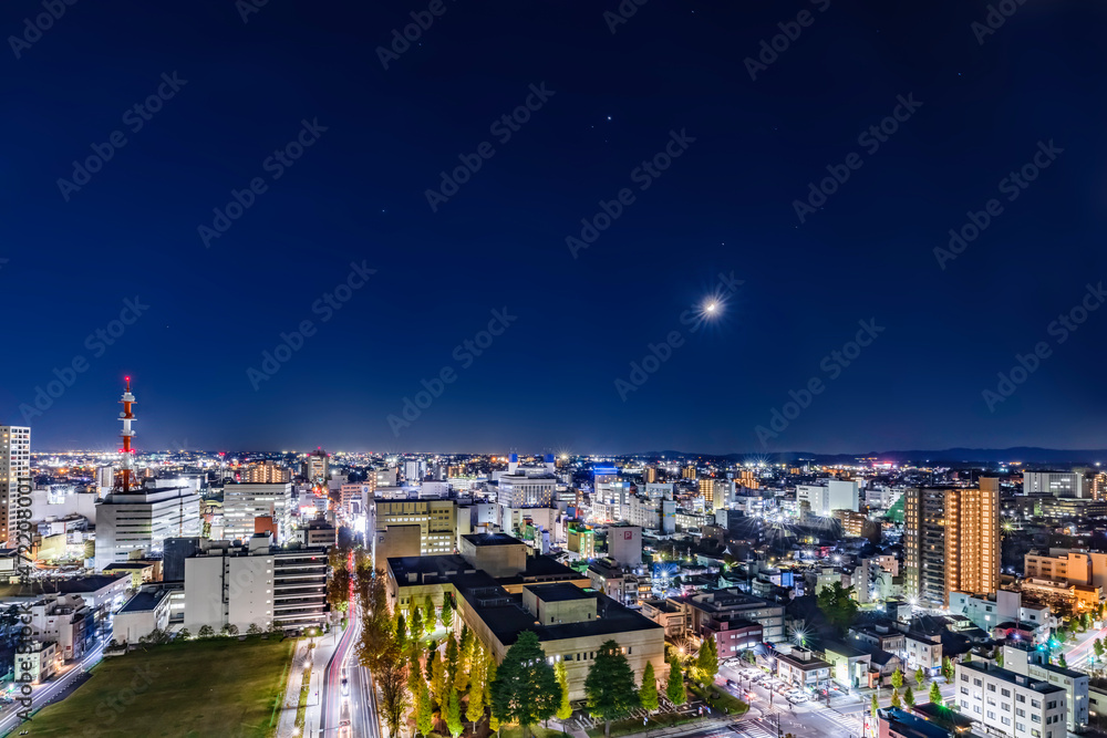 栃木県庁舎から見える明かりが綺麗な夜の街並み