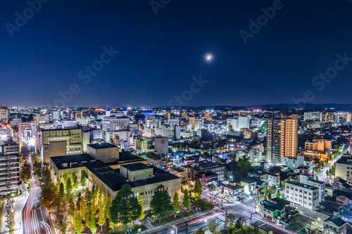 Wallpaper Mural 栃木県庁舎から見える明かりが綺麗な夜の街並み Torontodigital.ca