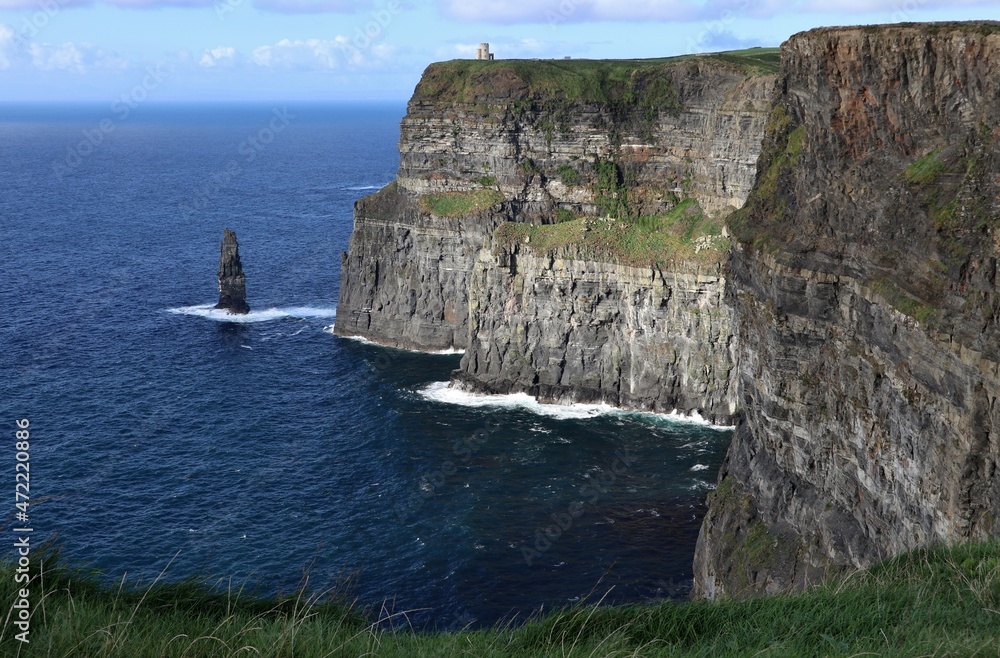 Fototapeta premium Liscannor – Torre O'Brien dal sentiero sud delle Scogliere del Moher