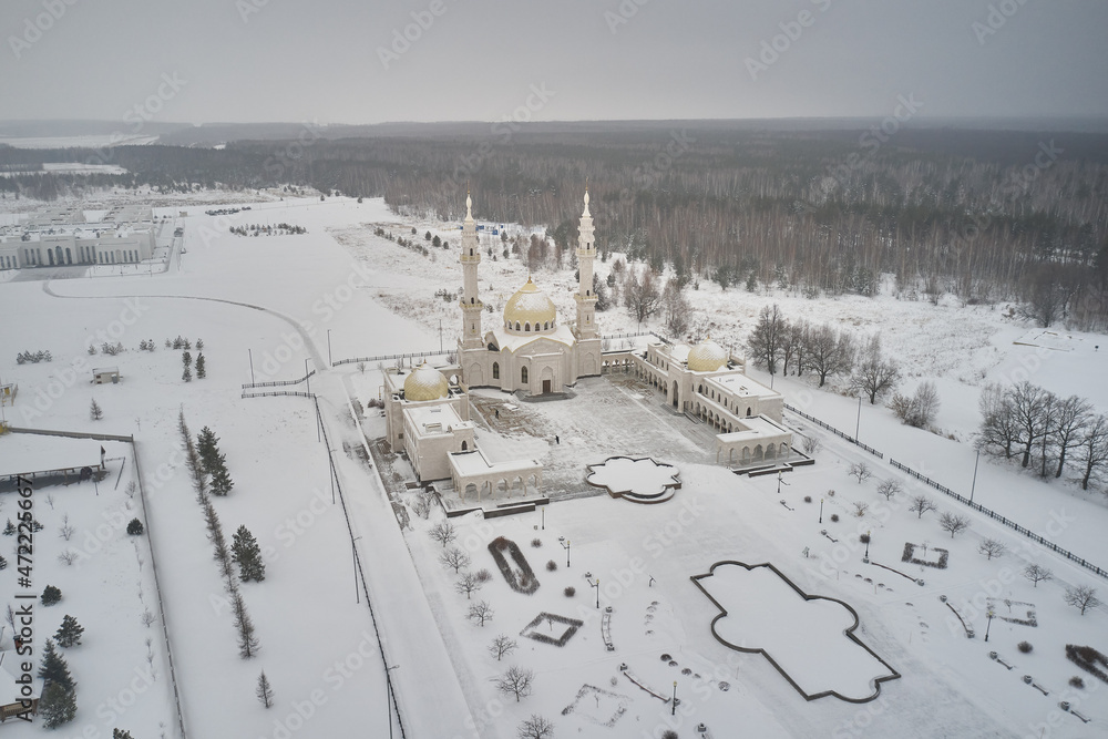 Obraz premium Scenic aerial view of The White Mosque - architectural pearl of ancient russian town Bolgar in Tatarstan republic in Russian Federation. Beautiful winter look of muslim temple in old touristic city