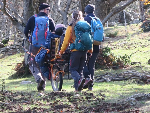 Randonnée solidaire handicap avec joelette chariot fauteuil handicapé pour randonner en montagne sur les sentiers en montagne et dans la forêt pour échanger et partager l&a nature pour tous.