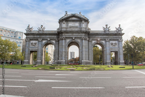 Photo de la Puerta De Alcala (Alcala Gate) à Madrid en Espagne. Le monument est situé au rond-point de la place de l'indépendance.