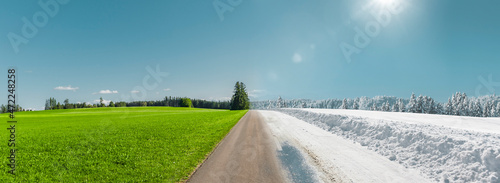 Jahreszeitenwechsel von Sommer- zu Winter-fahrbahn auf einer Landstrasse
