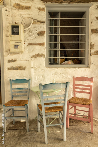 Bunte Stühle in einer Taverne auf Amorogs