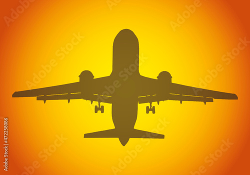 Silueta de avión aterrizando en un atardecer.
