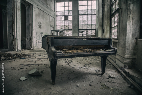 Fotografija An old abandoned grand piano in an old abandoned building