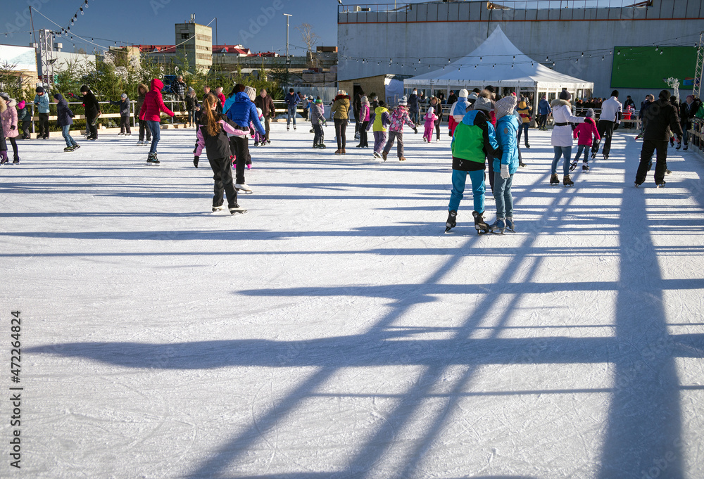 Obraz premium Ice skating rink at an outdoor skating rink. Selective focus.