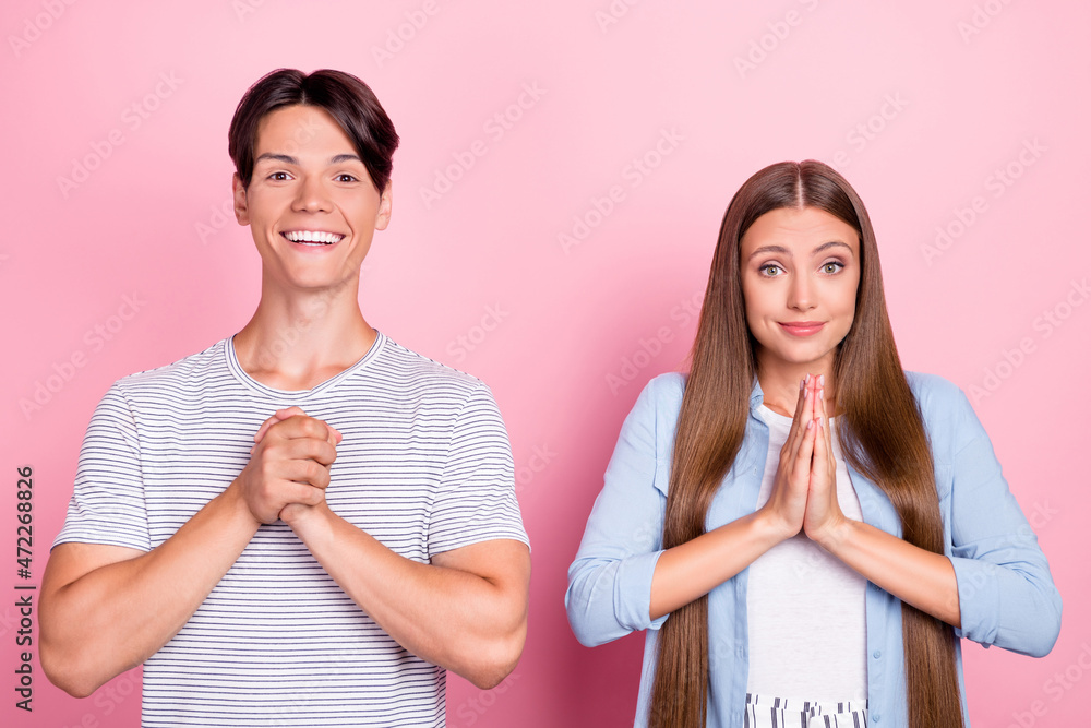 Photo of impressed thankful young couple wear casual clothes smiling arms together isolated pink color background Photo of impressed thankful young couple wear casual clothes smiling arms together isolated pink color background