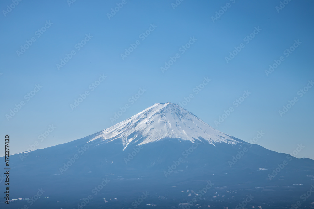 山梨県　黒岳山頂から望む青空と富士山