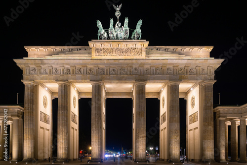 Brandenburger Tor in Berlin bei Nacht als Langzeitaufnahme und beleuchtet