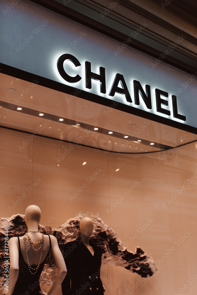 Chanel luxury shop in Moscow. Two mannequins dressed in elegant outfits. Chanel is a fashion house founded in 1909 specialized in haute couture goods. Photo | Adobe Stock
