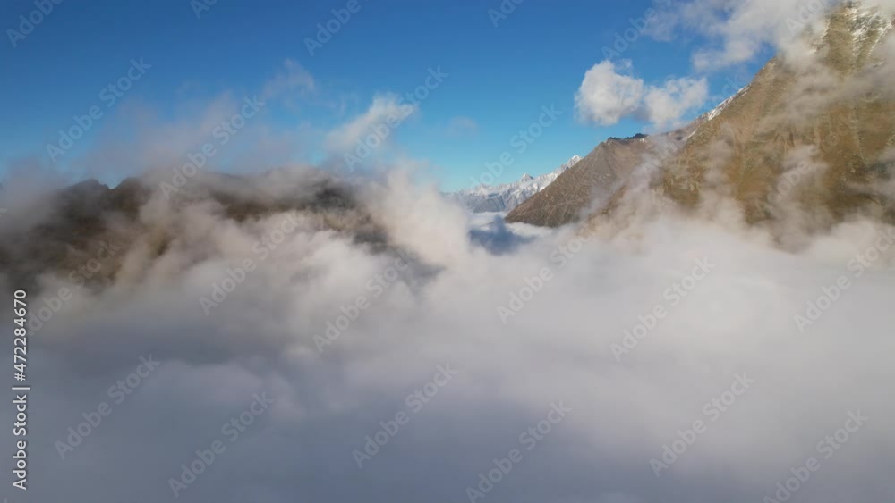 Vue aérienne par drone dans le Massif du Mont Blanc avec la mer de nuages, Haute Savoie, France Vue aérienne par drone dans le Massif du Mont Blanc avec la mer de nuages, Haute Savoie, France