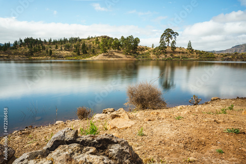 Bergsee auf der kanarischen Insel Gran Canaria. Glattes und spiegelndes Wasser.