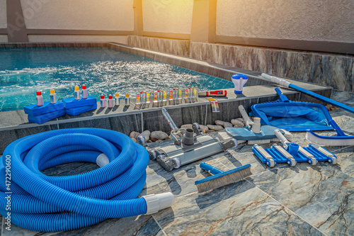 Service and maintenance of the pool.Check the PH of the pool.Liquid test the pH of the pool. Kit care pool.