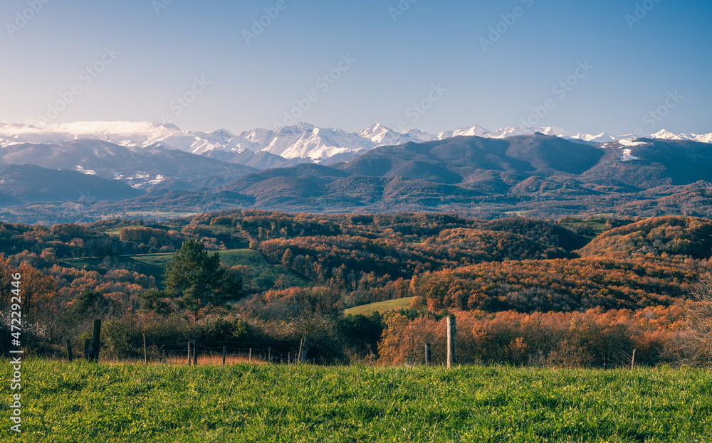 Naklejka premium Paysage d'Ariège en automne avec les Pyrénées en arrière-plan