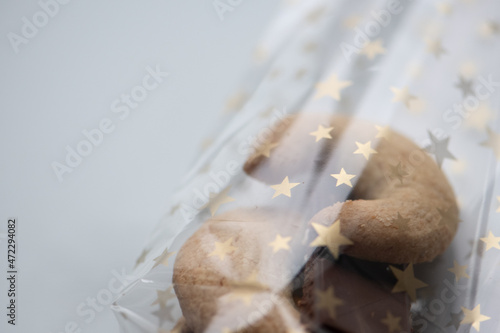 Glutenfreie Plätzchen & Schokolade mit Kokosblütenzucker  in Cellophantüte (bedruckt mit goldenen Sternen) photo