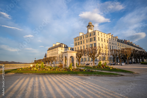 Pau and its Boulevard des Pyrénées at sunrise/Place royale