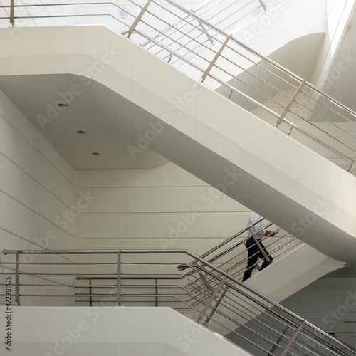 Hombre subiendo escaleras