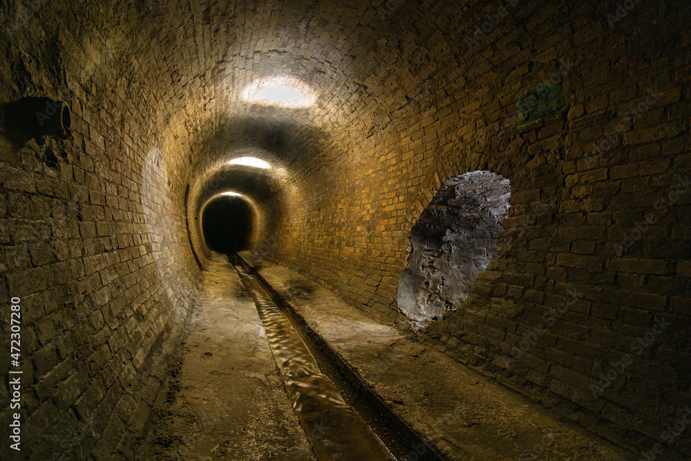 Fotografia Old brickwork sewer tunnel