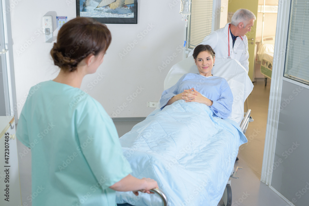 Obraz premium male and female medical staff transporting a female client