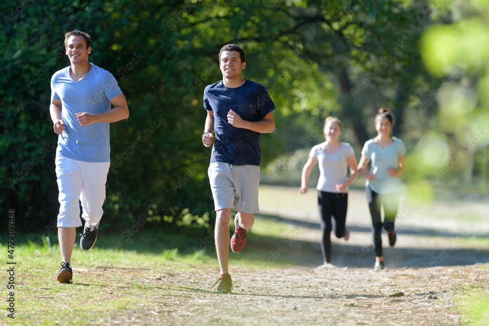 Obraz premium people are running in the forest