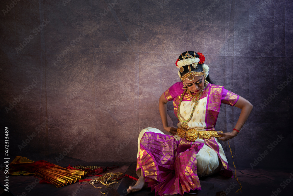 Fototapeta premium Bharatanatyam dancer wearing kamarband