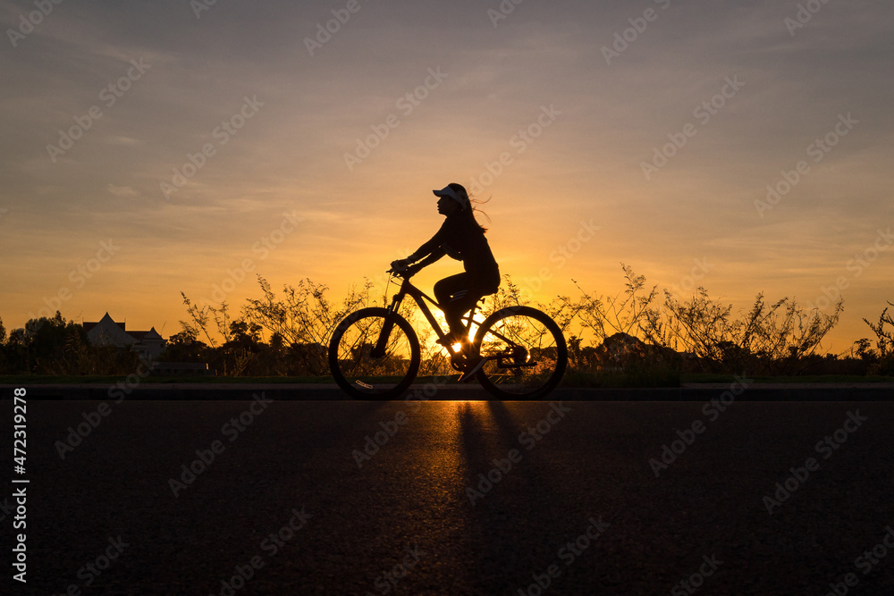 Fototapeta premium Silhouette of cyclist in motion on the background of beautiful sunset