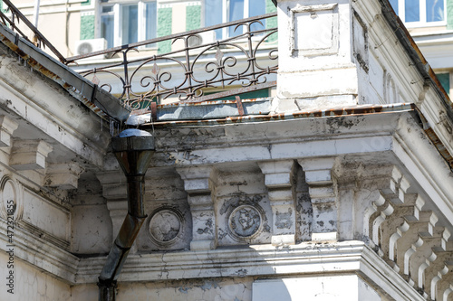 Destruction of a historic building. The crumbling facade of an old building. Bad attitude towards historical buildings.