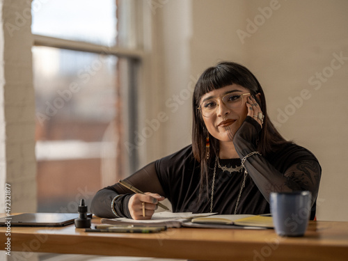 Foto Non binary Indigenous artist drawing indoors