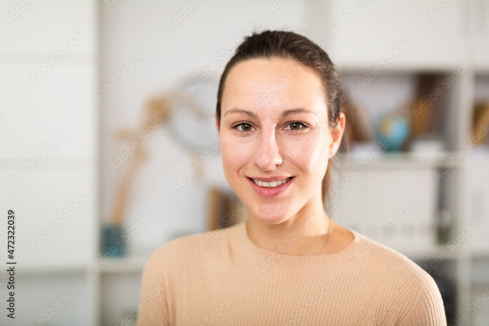 Obraz premium Positive young businesswoman posing in the office