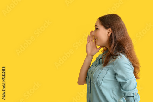Young gossiping woman on co...