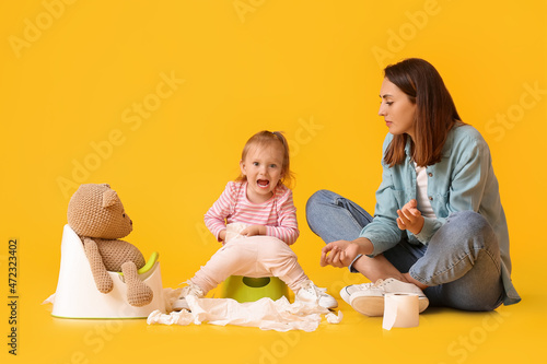 Mother potty training her l...