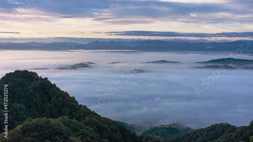 日本の秋の早朝に見られる美しい雲海