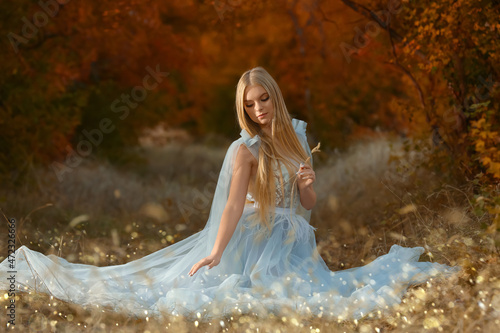 Foto Beautiful girl wearing fairy dress in autumn forest