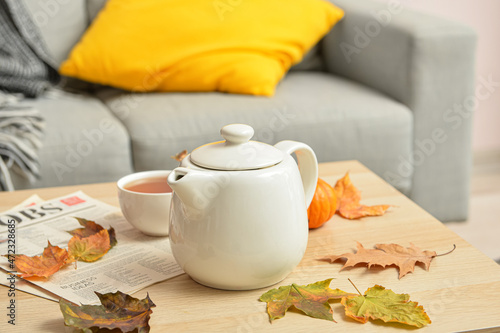 Tea pot and autumn leaves o...