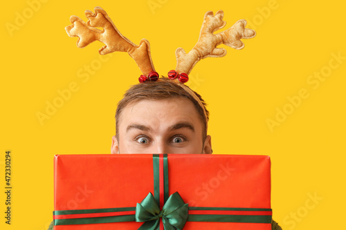 Surprised man in reindeer a...