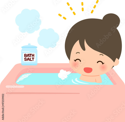 バスソルトを入れて入浴する笑顔の女性