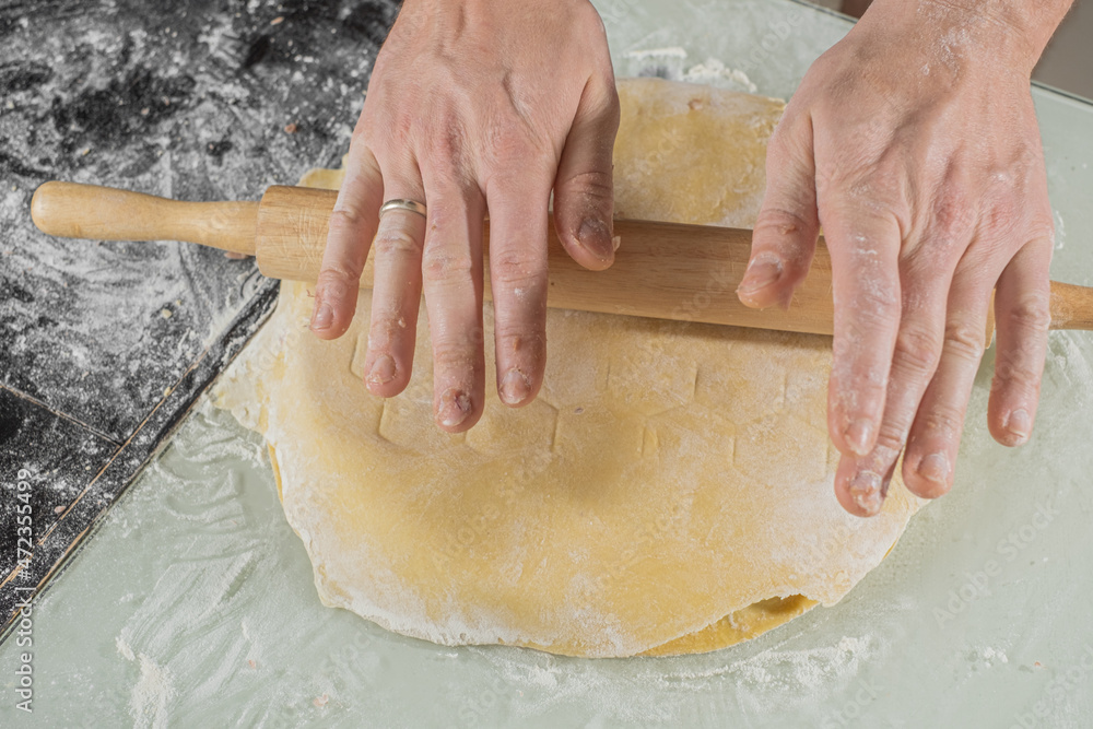 Obraz premium A man sculpts homemade meat dumplings, russian pelmeni.