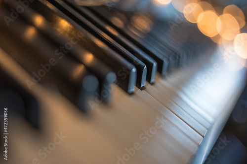 Obraz na plátně piano keys with beautiful highlights from Christmas lamps with rich bokeh and sh