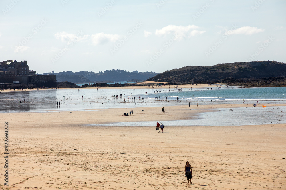  Romantic walk of people on the picturesque beach of Saint Malo. Brittany, France