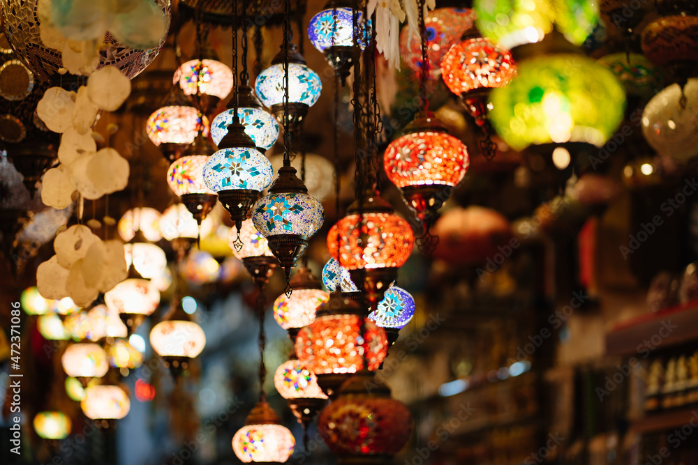 Naklejka premium Mosaic Turkish lanterns in the evening in a souvenir shop.