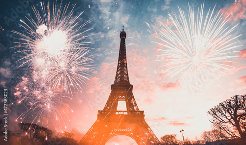 Canvas Print Eiffel tower (Paris, France) with fireworks - Celebrating New Year in the city