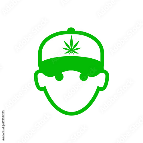Cannabis shop. Logotipo con silueta de cara de chico con gorra de béisbol con hoja de marihuana estampado en color verde
